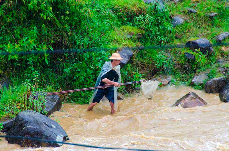 227 - Vietnam - Sapa - rio revuelto - gente